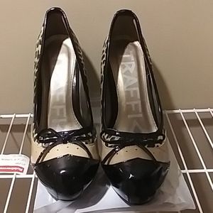 Traffic size 9 leapord design heels